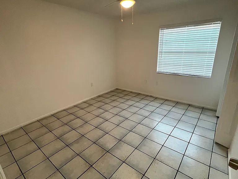 923 Royal Palm Dr — Photo 13