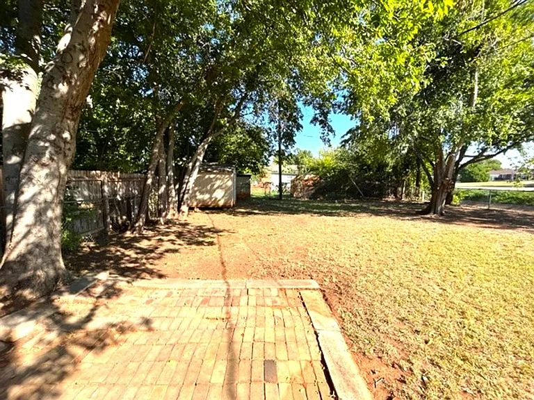 2329 Mustang St — Photo 24