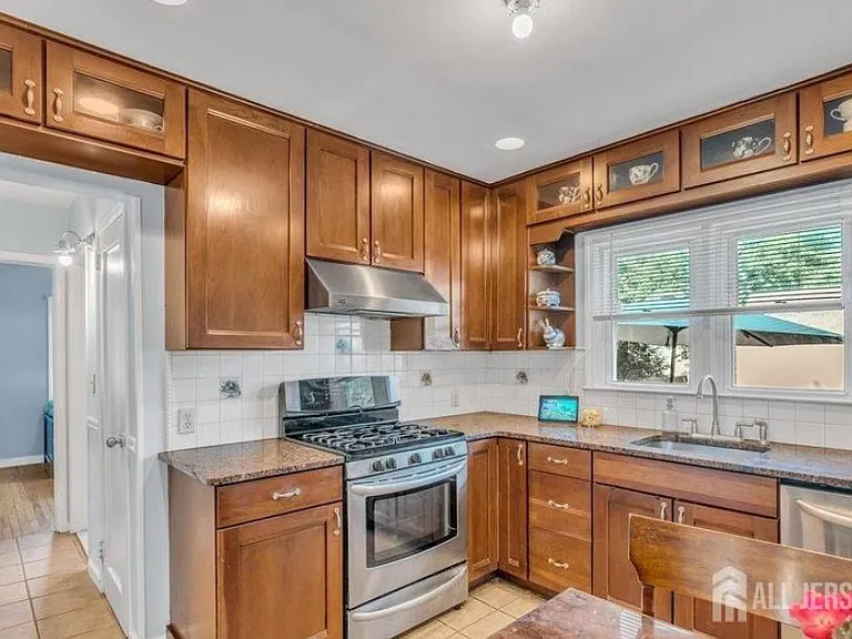 402 Ryders Ln — Photo 15