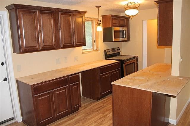 2nd image of 901 Lake Dr