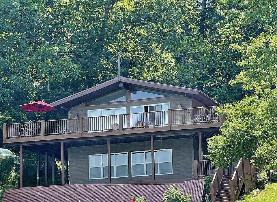 Huge wraparound upper deck 