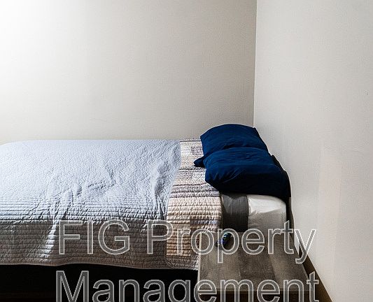 2nd image of 707 W Race St #5