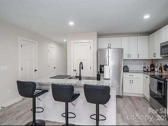 3rd image of 823 31st St SW #825