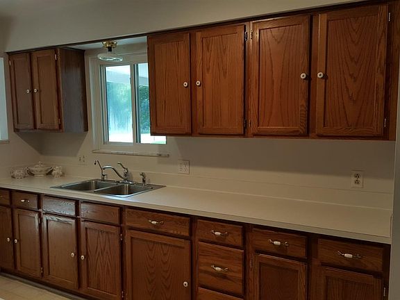 5th image of 285 Cedar St