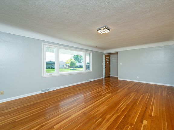 3rd image of 7217 Maple Dr