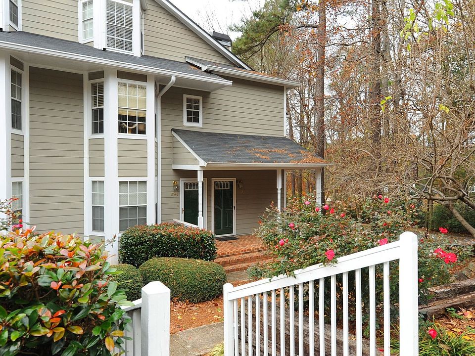 Stepless end unit in a lush, wooded setting