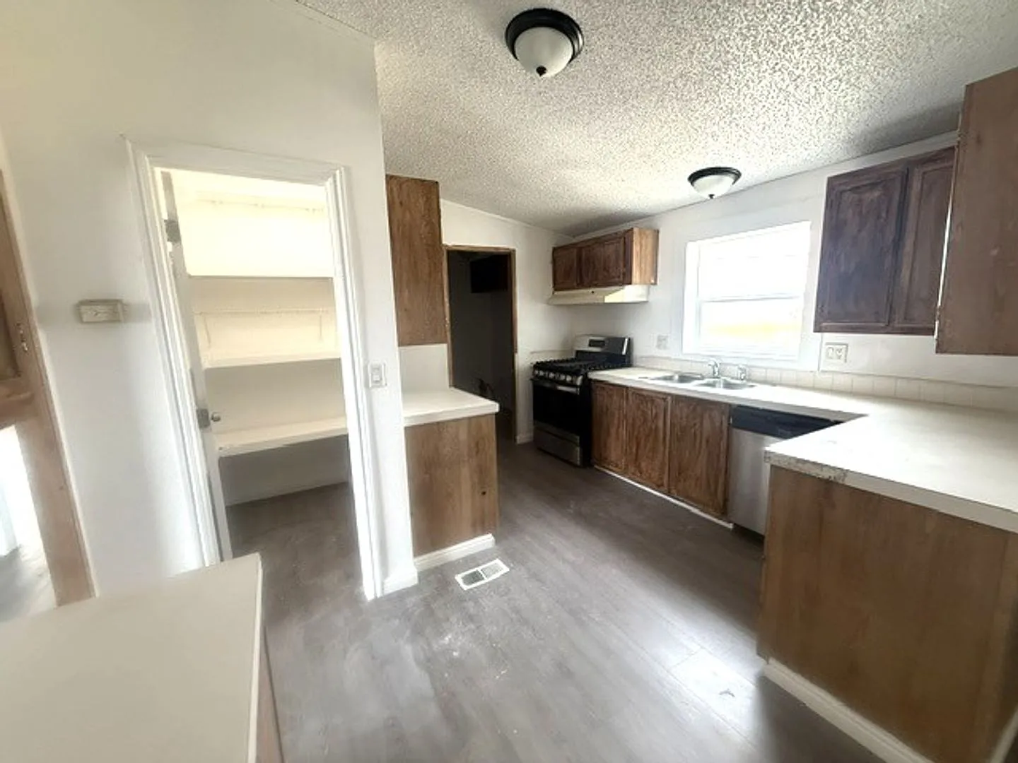 Spacious double wide in Spring Creek — Photo 4