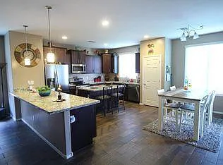 4 bed, 1841 sqft, $2,100 — Photo 3