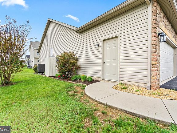 4th image of 122 Balmoral Ln