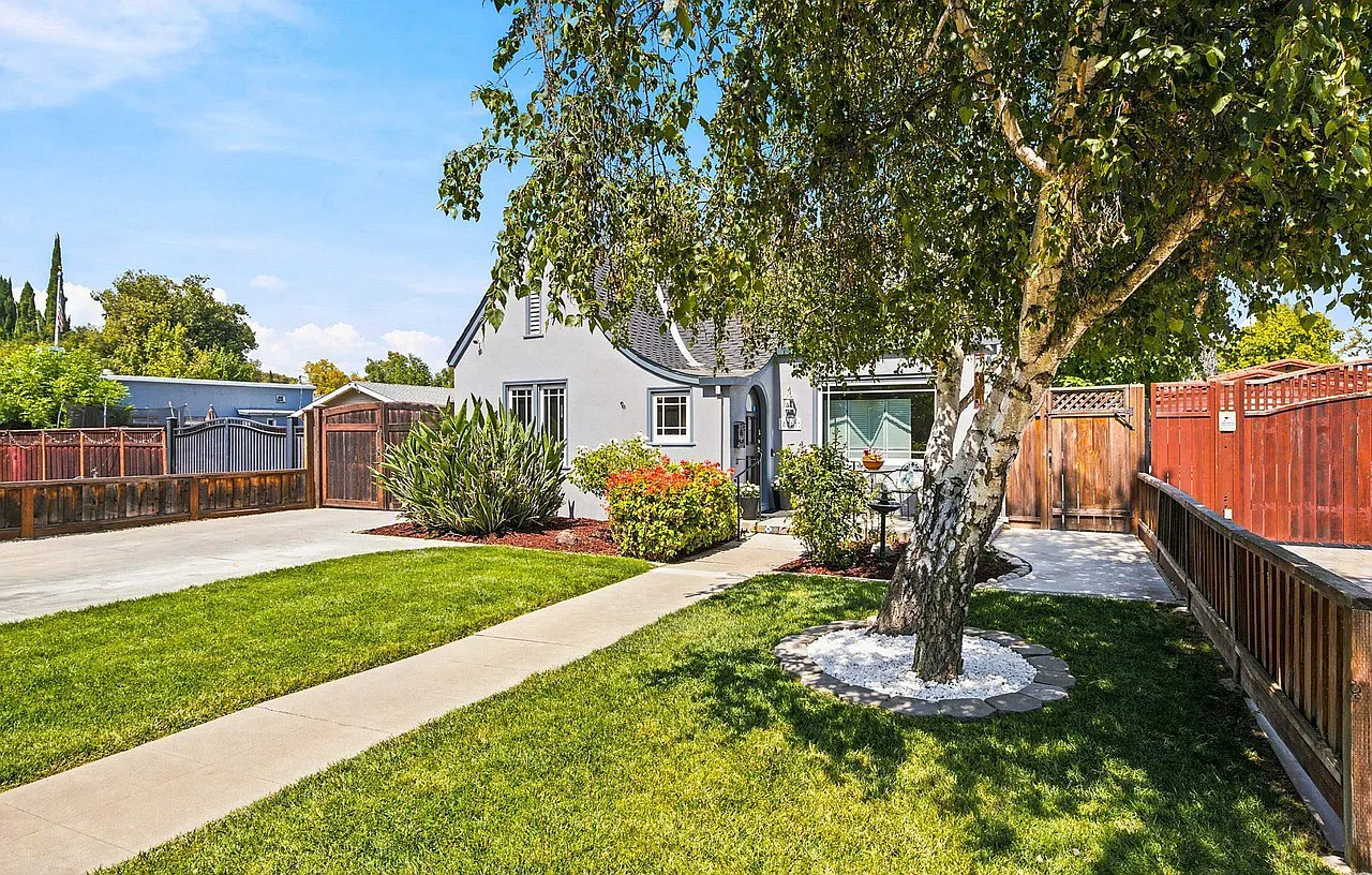 4 bed, 1979 sqft, $5,615 — Photo 2