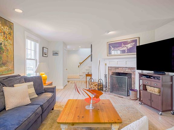 3rd image of 15 Goldfinch Dr