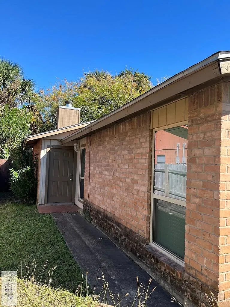 2 bed, 1.0 bath, 1128 sqft, $1,050 — Photo 4