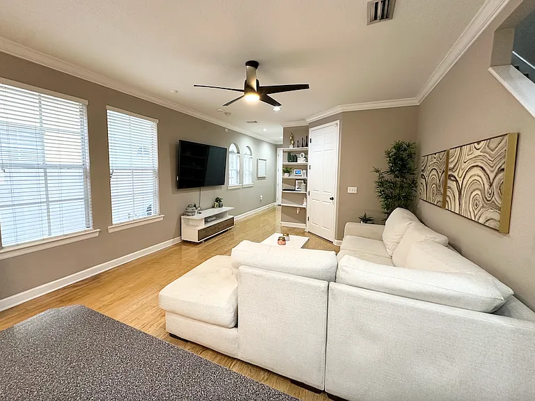 104 S Moody Ave — Photo 4