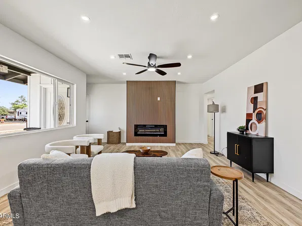 2328 W VILLAGE Drive, Phoenix, AZ 85023