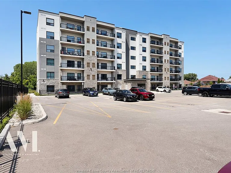 3290 Stella Cres — Photo 1