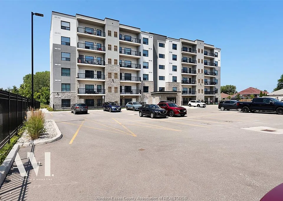 3290 Stella Cres