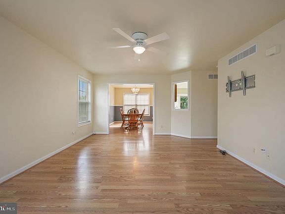 4th image of 702 Quaker Hill Rd