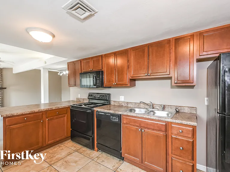 2240 Cherry Ln — Photo 6
