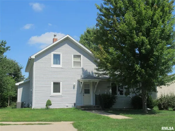 213 E 3rd St, Wilton, IA 52778