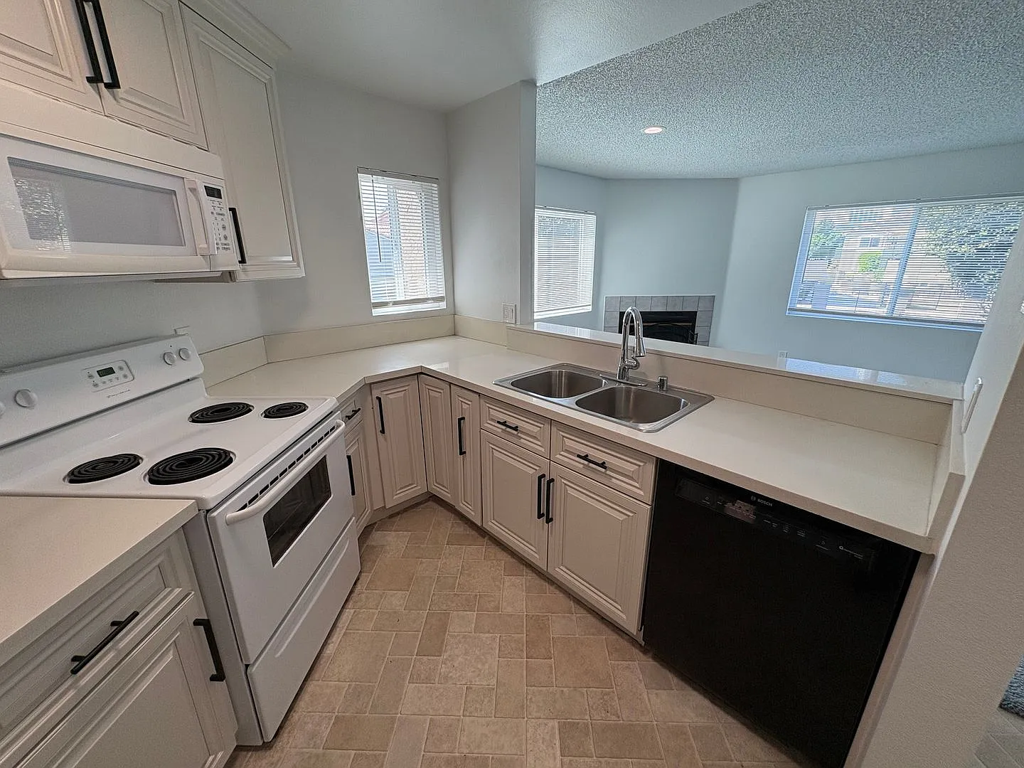 Must See Bright and welcoming one bedroom one bathroom unit in La Jolla — Photo 4