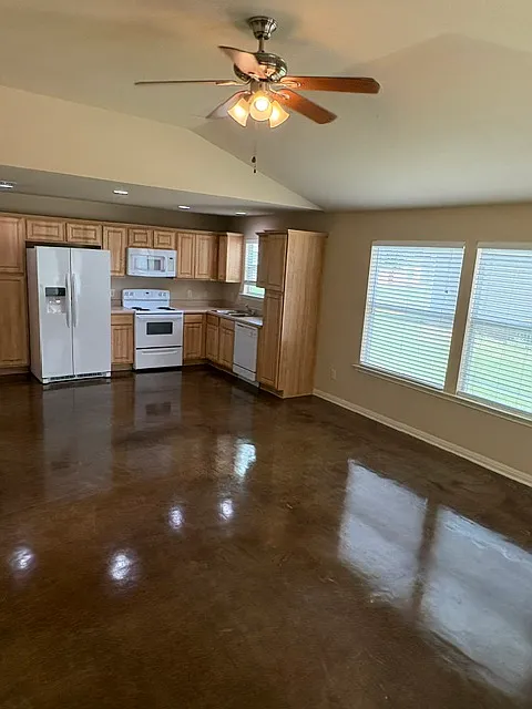 3 bed, 1200 sqft, $1,350 — Photo 3