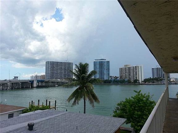 4th image of 2150 Bay Dr APT 1