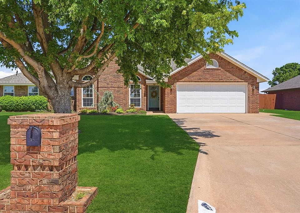 1st image of 901 N Towne Cir