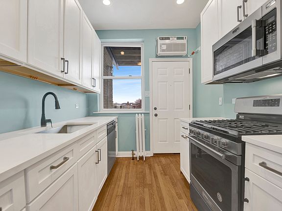 5th image of 847 W Belle Plaine Ave #3N
