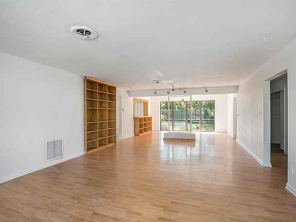3rd image of 4004 Sierra Madre Dr S