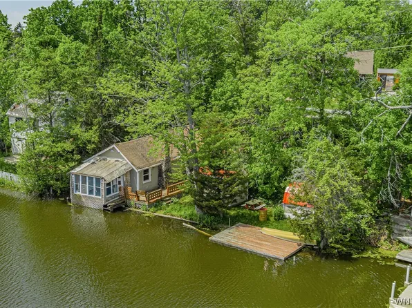 2341 Riverview Dr, Wilson, NY 14172