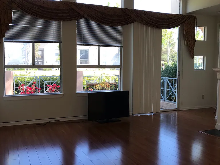 Living Room with high ceiling