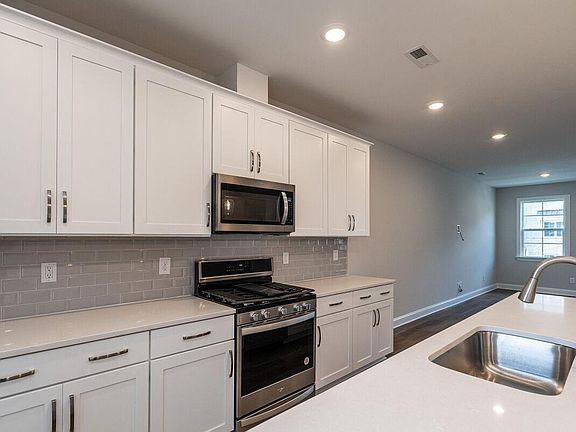 4th image of 620 Amaranth Dr