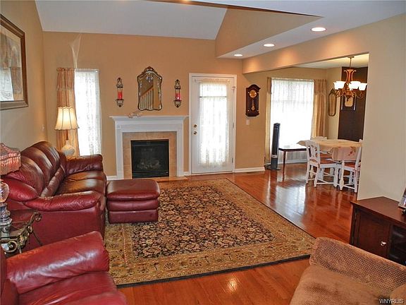 3rd image of 925 Maryvale Dr