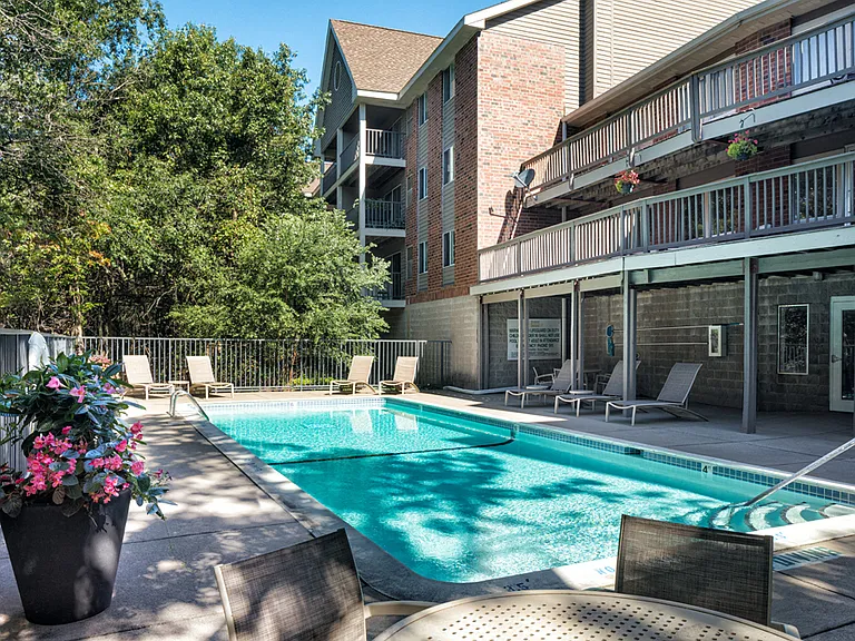 Minnetonka Hills Apartments — Photo 4
