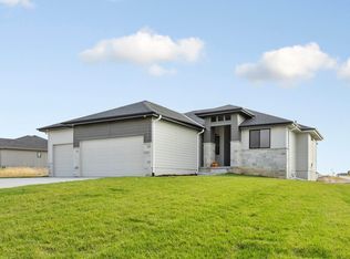 5401 Kestrel Pkwy, Elkhorn, NE 68022