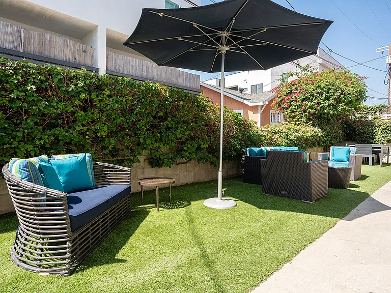 535 N Hobart Blvd — Photo 5
