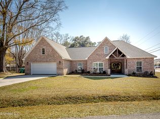 8817 Stonewall St, Ocean Springs, MS 39564