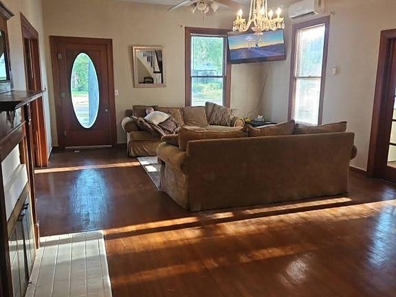 3rd image of 305 W Main St