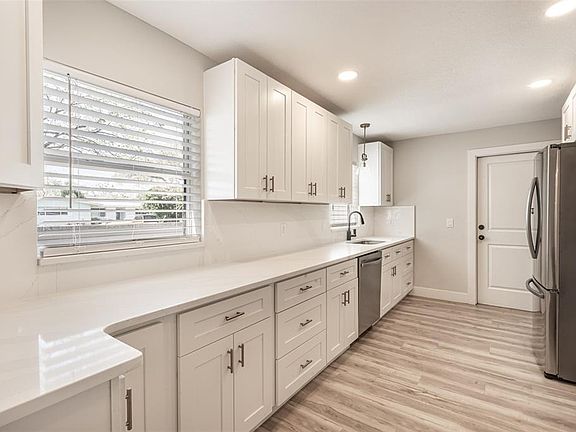 4th image of 418 Gilbert Rd