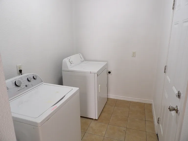 2828 NW Mobley Ave — Photo 8
