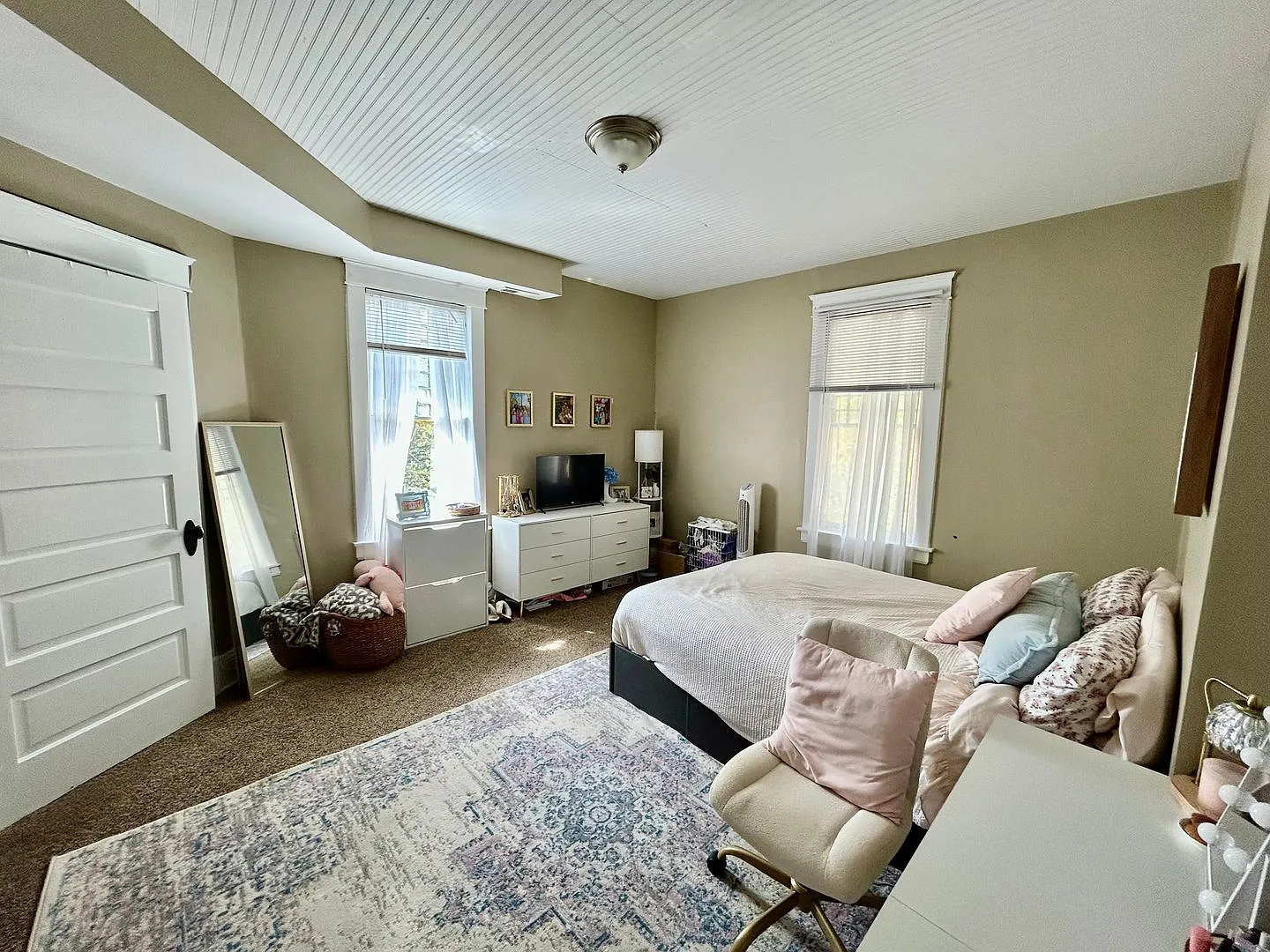 5 Bedroom Ready to Pre-lease! — Photo 2