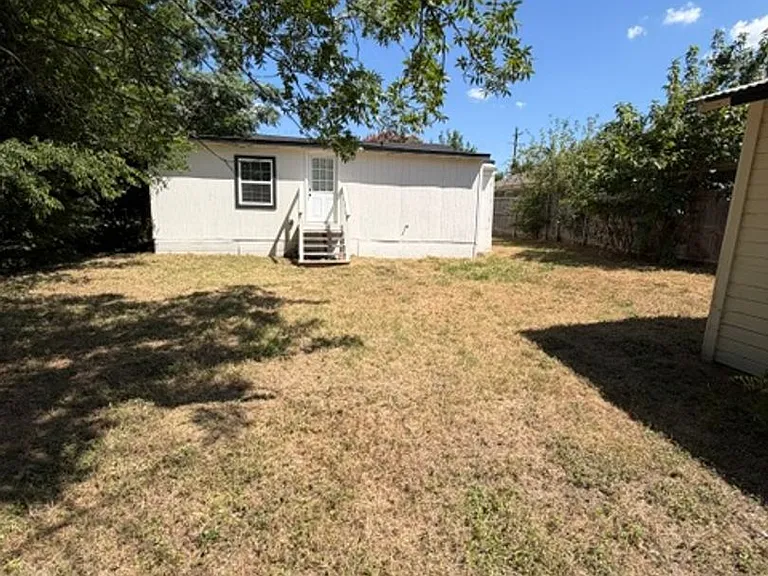 2123 Burnett Ave — Photo 2