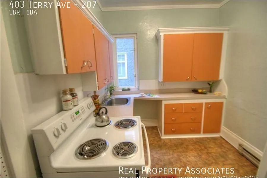 Condo in Downtown Seattle Near Harborview Hospital — Photo 3