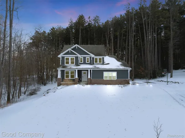 8687 Sunrise Mist Dr, Pinckney, MI 48169
