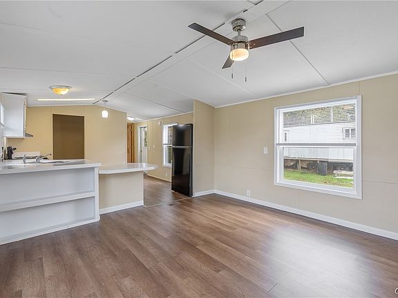 3rd image of 956 Middle Rd #9A