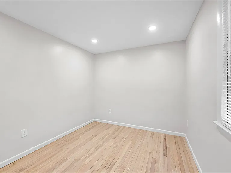 557 Maple Rd #1 — Photo 31