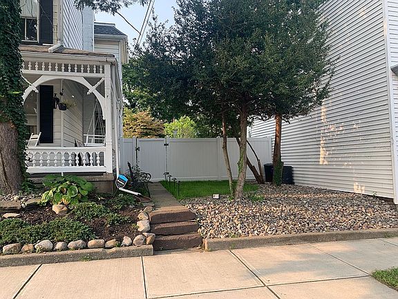 Landscaped side yard 