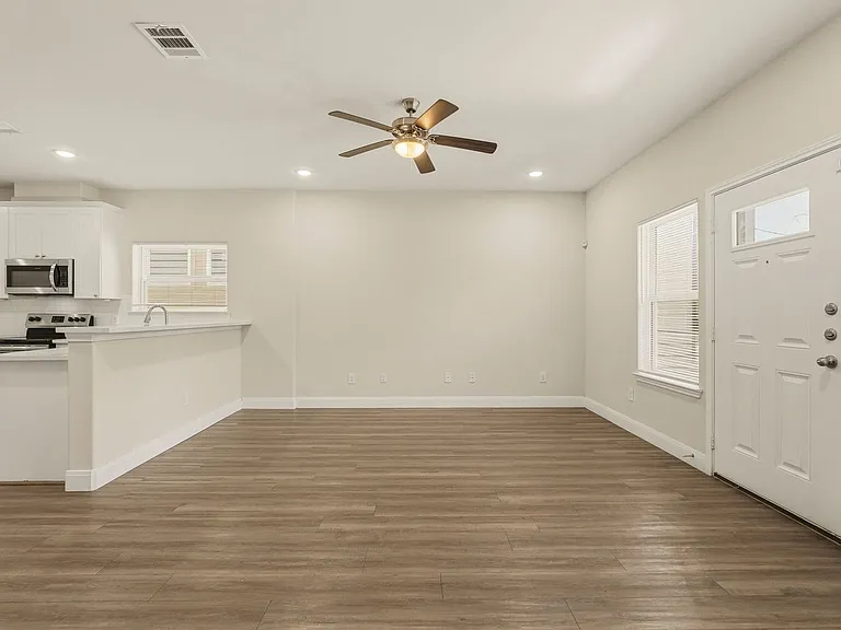 2218 Bringhurst St #B — Photo 7