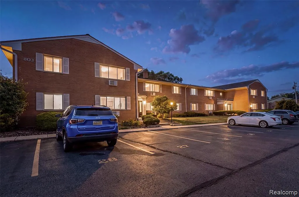 1 bed, 1.0 bath, 627 sqft, $1,000 — Photo 4
