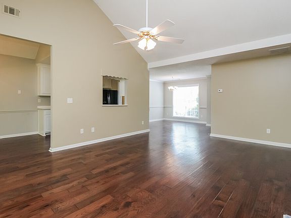 3rd image of 1331 Vine Cir